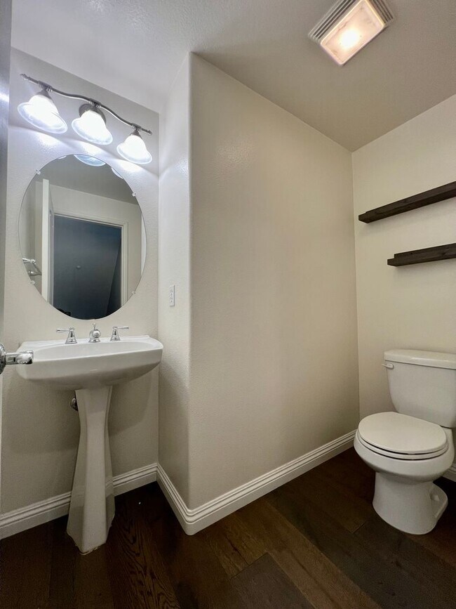 Building Photo - Beautiful 3 Bedroom Townhome w/ Attached G...