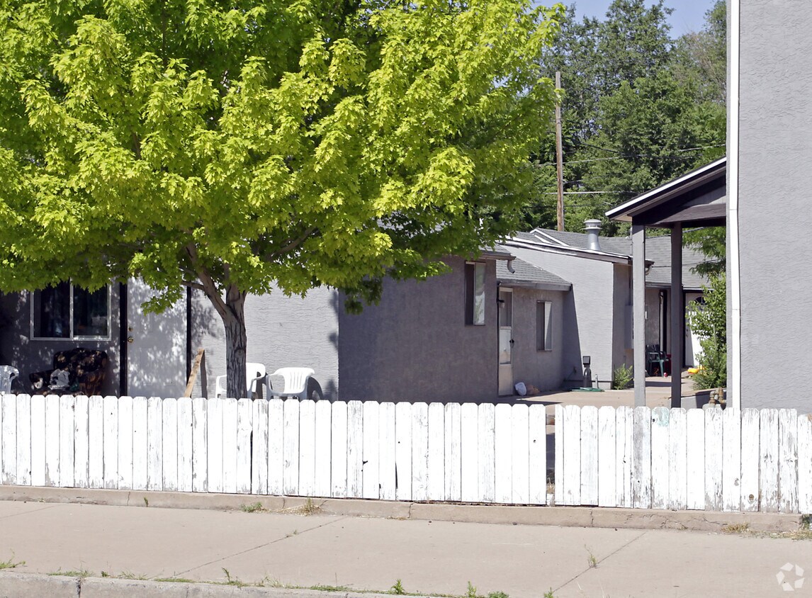 Building Photo - 1427 E Evans Ave