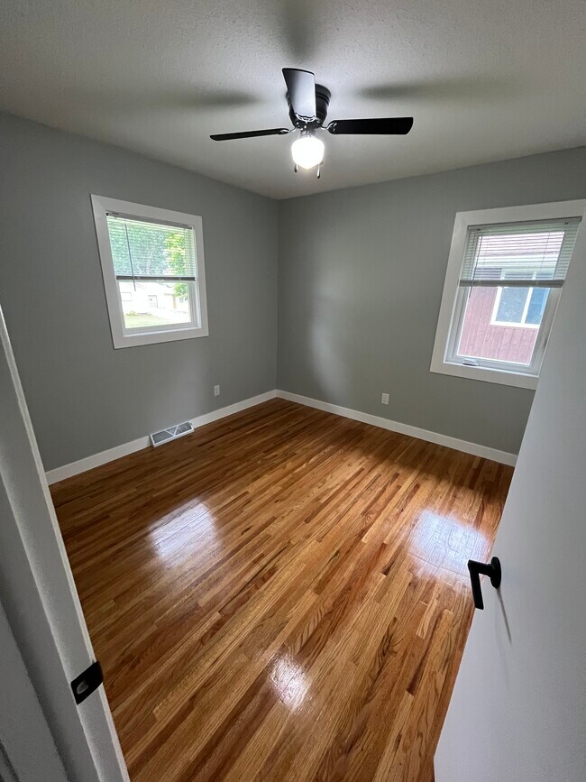 Acabo de renovar los pisos de madera. - 2430 24th St NW