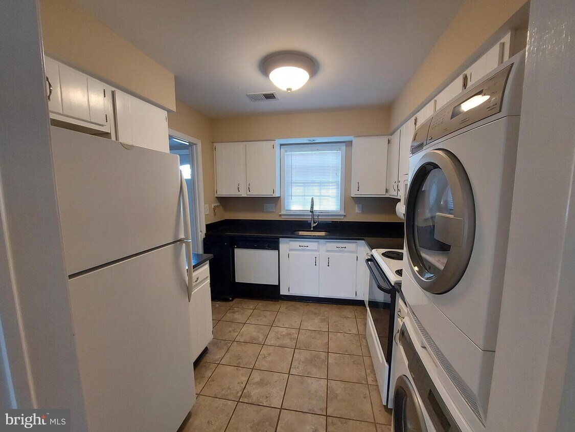 Primary Photo - 164B Leeds Ct W