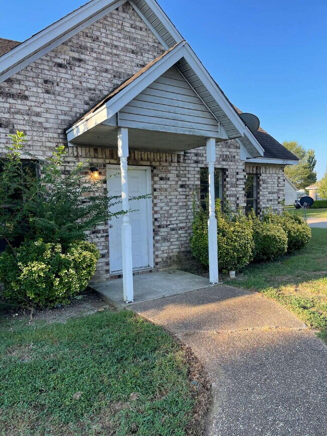 Foto del edificio - "Charming 3-Bed Home in Jonesboro with Granite Countertops & 2 Full Baths!"