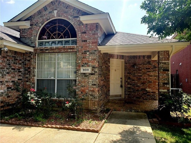 Building Photo - 908 Harwood Ct