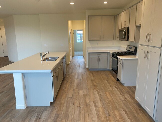 Foto del edificio - Newer 3 Bedroom 2 Bathroom Home in Tulare!