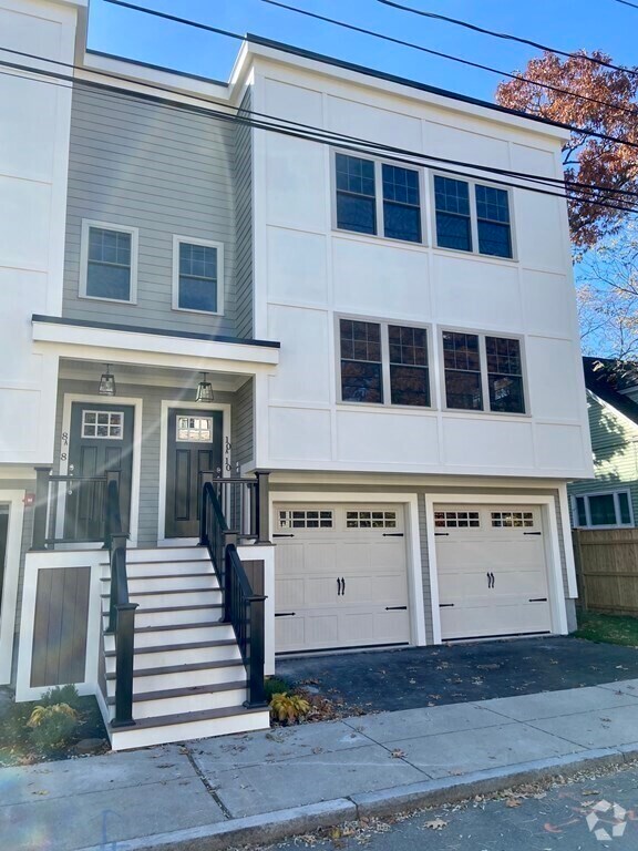 Building Photo - 8 Maplewood St