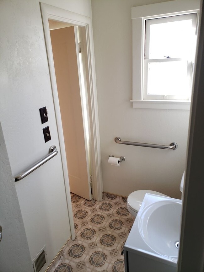 Building Photo - Charming Single Story 3 Bedroom 2 Bath Ava...