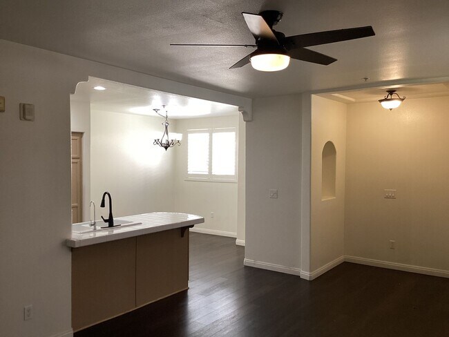 Building Photo - Updated Centrally Located Oak Creek Villas...