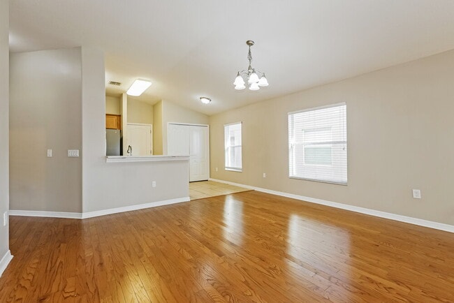 Foto del edificio - 7331 Lumber Port Dr