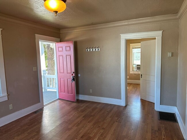 Building Photo - 2 Bedroom Home for Rent in The Dalles