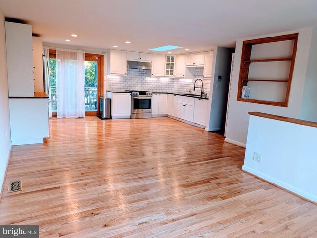 Foto del edificio - 8856 Youngsea Pl