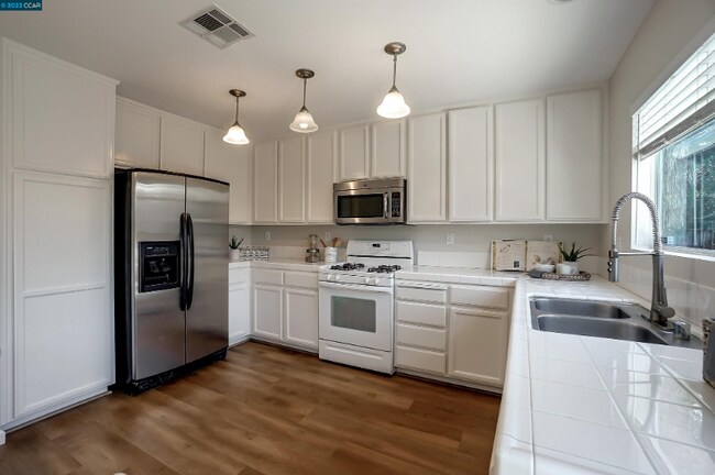 Foto del edificio - 592 Ross Cir