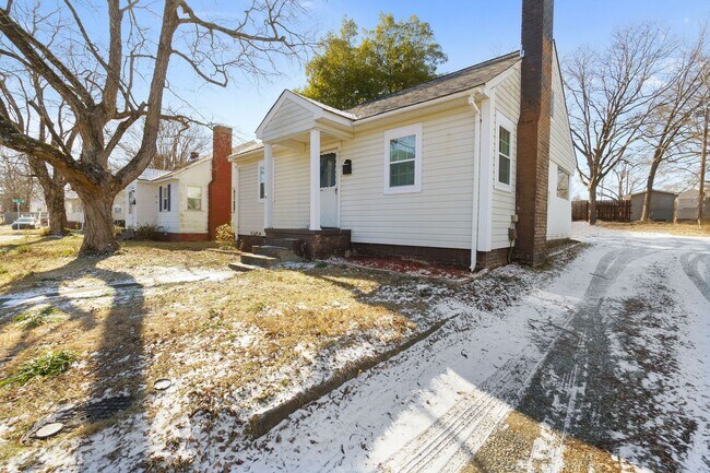Building Photo - $1,295/month | 2 Bed | 1 Bath + Bonus Room | 752 sq ft