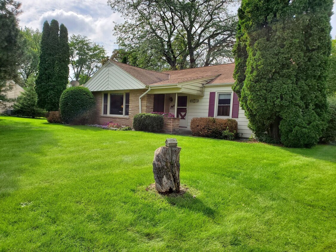 11851 N Springdale Ct, Mequon, WI 53092 House Rental in Mequon, WI