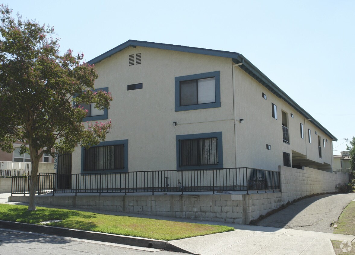 Building Photo - 832 W Padilla St