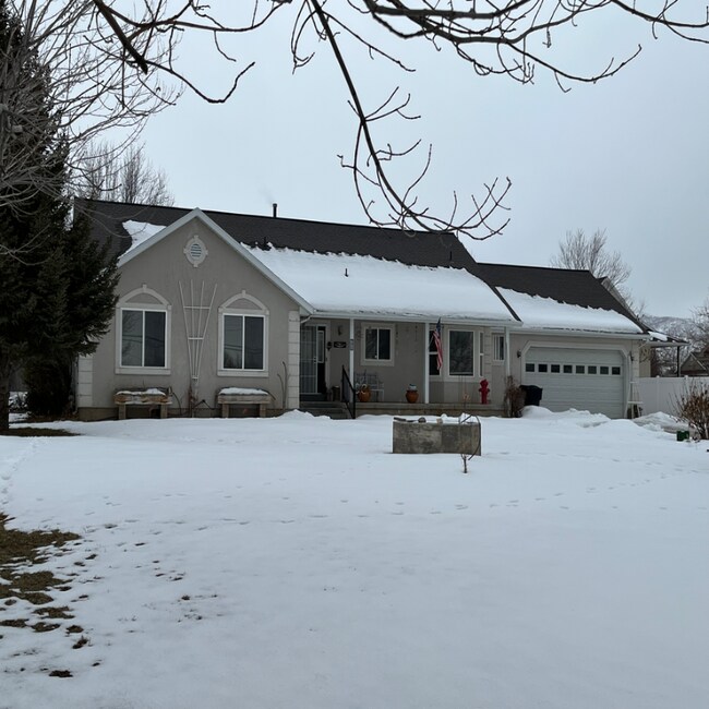 Building Photo - 395 W 800 S