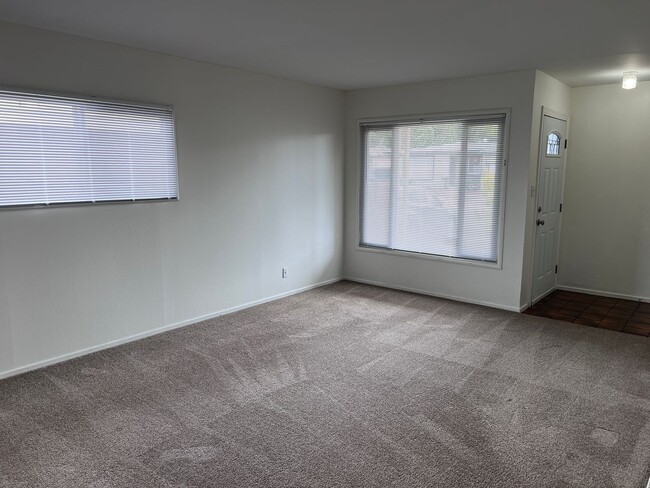 Building Photo - 3bd/1ba SFH WITH LARGE FENCED YARD, 2 CAR GARAGE, IN DESIRABLE NEIGHBORHOOD!!!