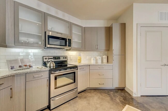 Building Photo - 835 S Good Latimer Expy