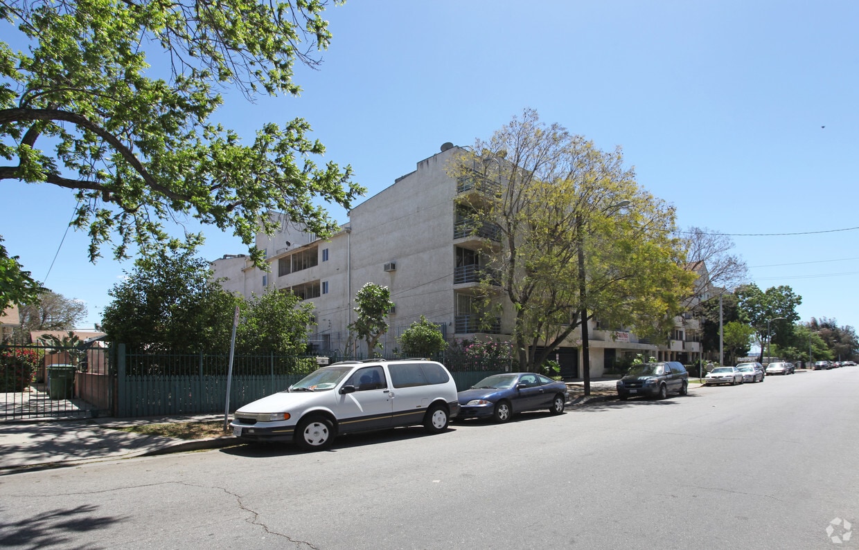 Building Photo - Renaissance Suites Apartment
