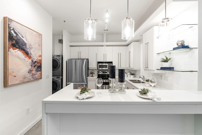 Building Photo - Modern 2 Bed, 2 Bath Downtown Raleigh Cond...