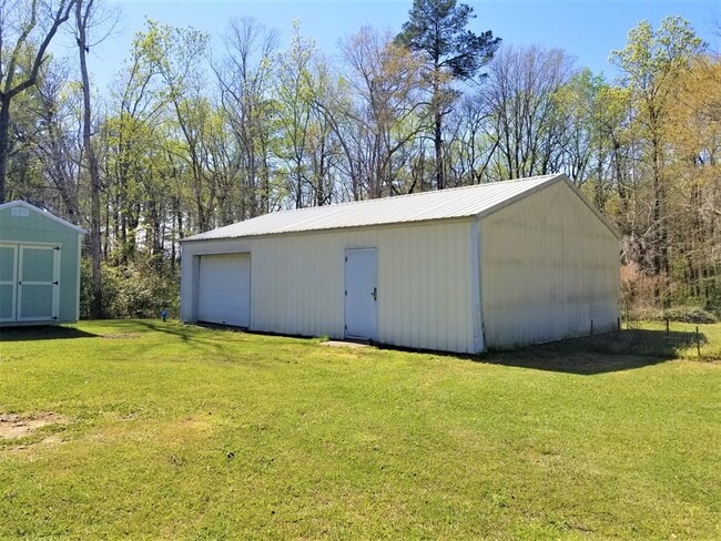Building Photo - 2139 Tee Vee Rd