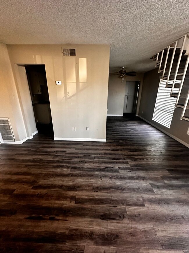 Foto del edificio - 3 bed 2 Bath Apartment for Rent