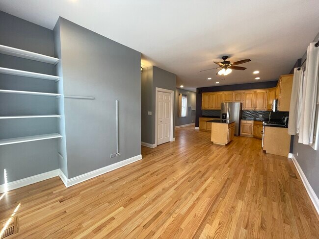 Foto del edificio - 3149 N Racine Ave