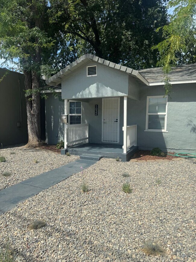 Foto del edificio - CHARMING 2 BED 1 BATH HOUSE WITH NEW FLOOR...