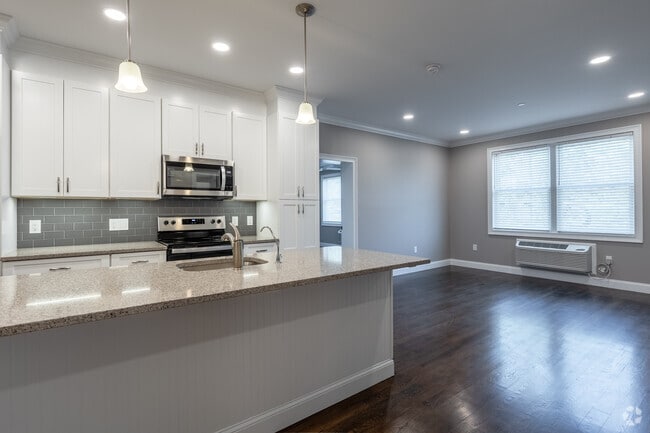 1BR 1BA - 949SF - North Washington Square @ Hickory: In-Unit...