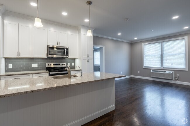 1HAB 1BA - 949SF - North Washington Square @ Hickory: In-Unit...