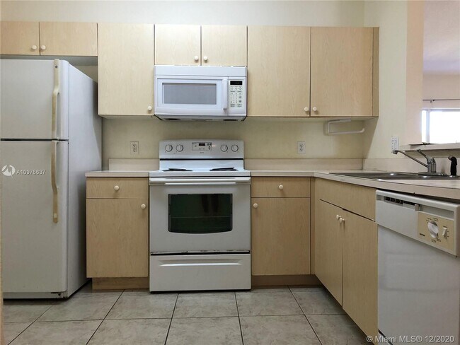 Foto del edificio - 1095 Golden Lakes Blvd
