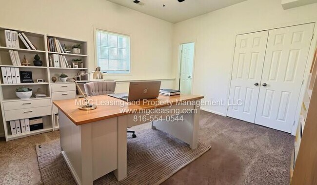 Building Photo - Creekwood Townhomes with 2-vehicle garage ...