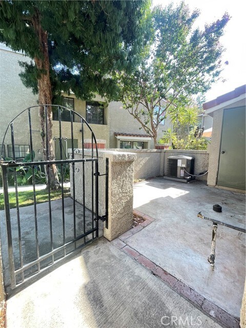Foto del edificio - 8167 Vineyard Ave
