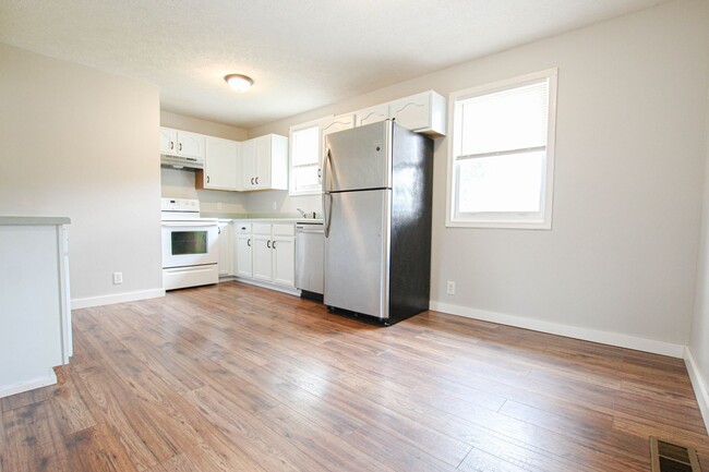 Building Photo - Dog Friendly Three Bedroom!
