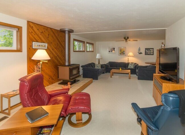 Foto del edificio - We have the wonderful 3 bed/2 bath you’ve been waiting for!