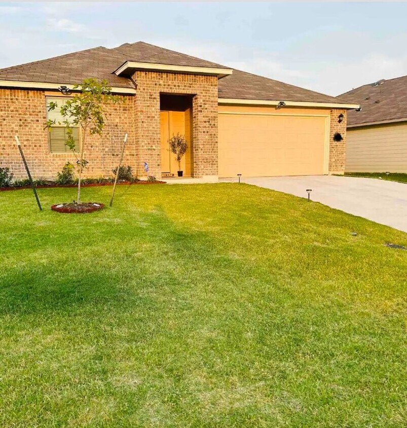 Primary Photo - Beautiful 4-Bedroom in Lorena with a Huge ...