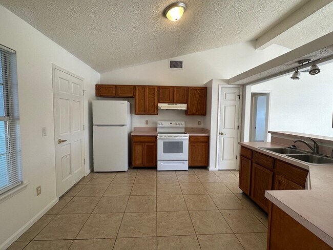 Foto del edificio - Move-In Ready 3-Bedroom Home with Pond Views in Desirable Mandarin!