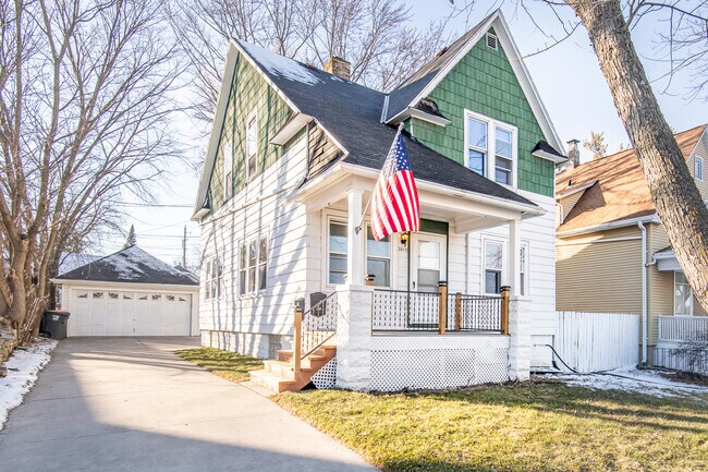 Building Photo - 2615 N Wauwatosa Ave