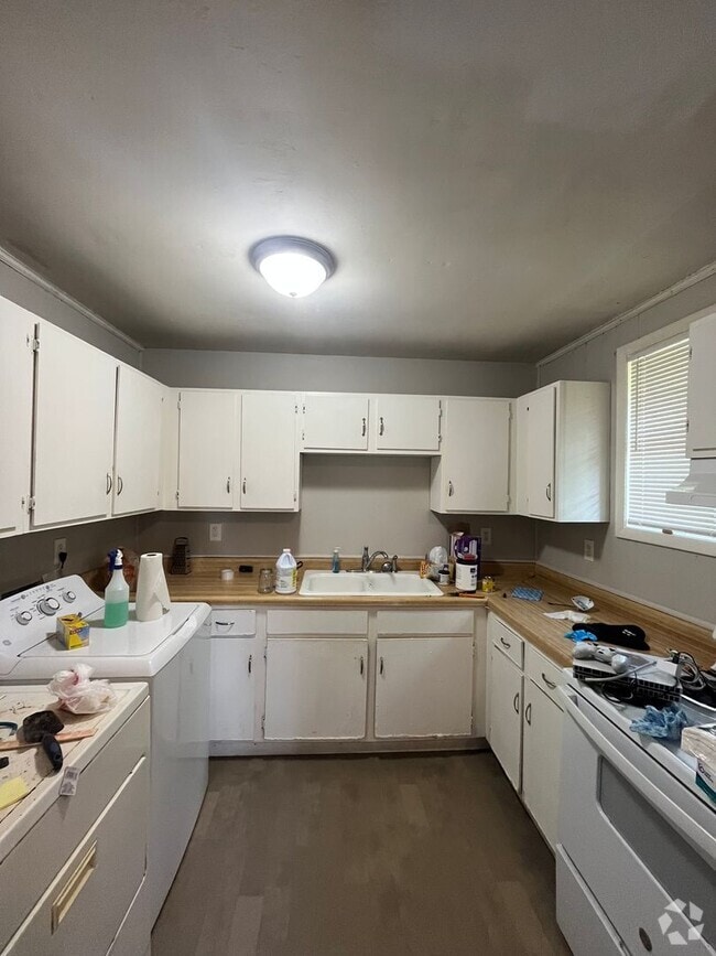 Building Photo - 421 Cedarvalley Dr