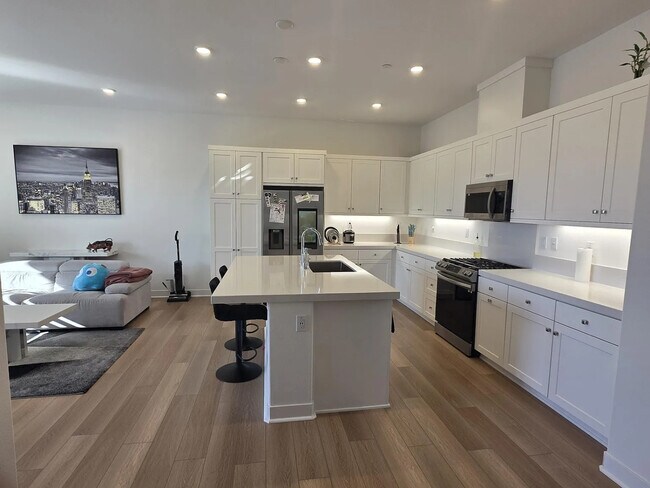 Foto del edificio - Bright 1-Bed Top-Floor Haven w/ In-Unit Laundry, Central AC & Attached Garage – Valencia