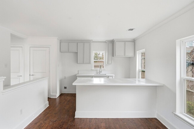 Photo - 612 W Alabama St Apartment