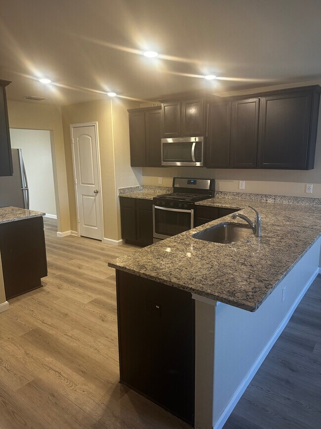 Foto del edificio - Room in Apartment on Harbor Lndg