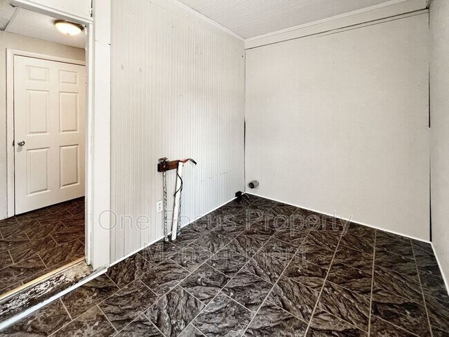 Building Photo - 200 Danis St