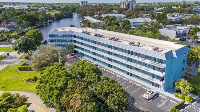 Foto del edificio - 801 NE 18th Ct