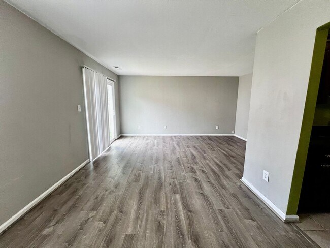 Foto del edificio - Beautiful Corner Lot Townhome in the heart...