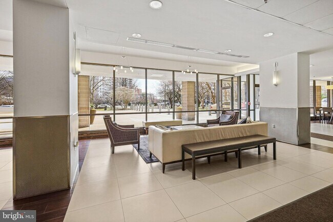 Foto del edificio - 6301 Stevenson Ave