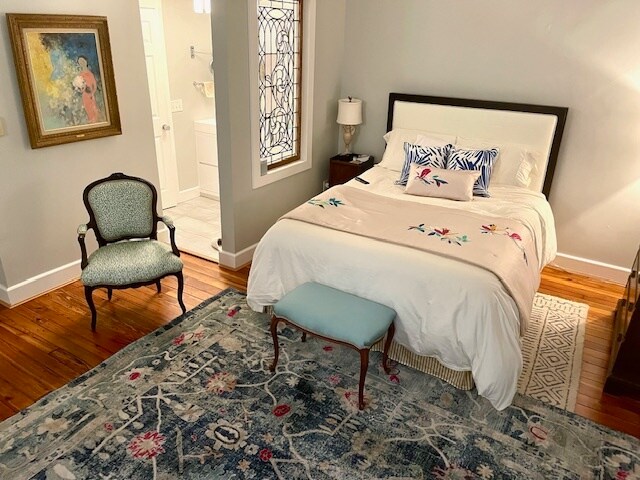 Dormitorio y baño en la planta 3 - 1139 Belvedere St