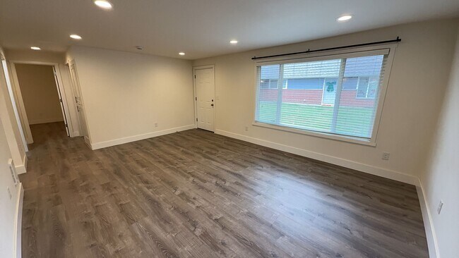 Foto del edificio - Cozy upgraded 2 bedroom duplex w/ attached 1 car garage in Lakewood available now!