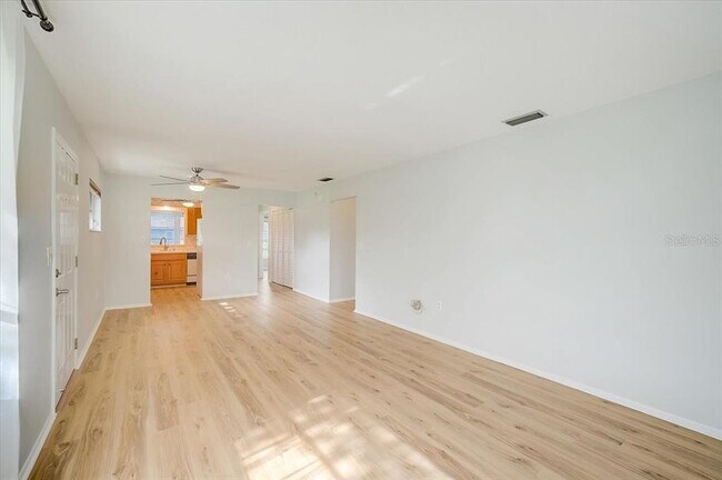 Foto del edificio - 1360 Grand Blvd