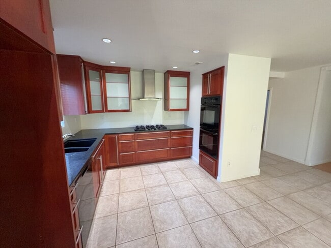 Photo - "Charming Riverside Retreat: Spacious 4-Be... Apartment