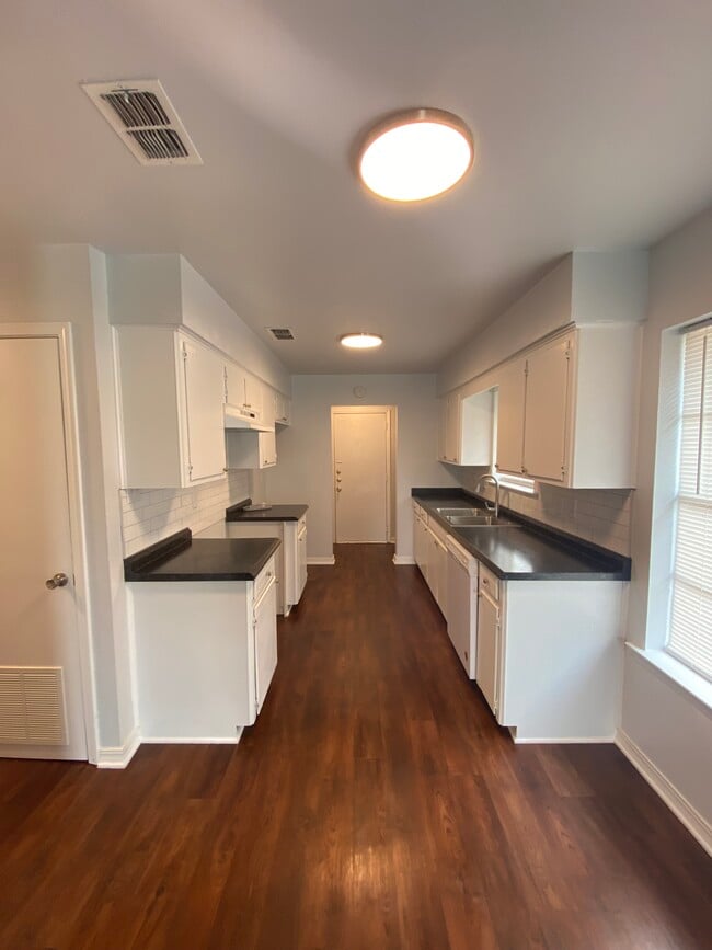 Building Photo - 102 W Shofner Dr