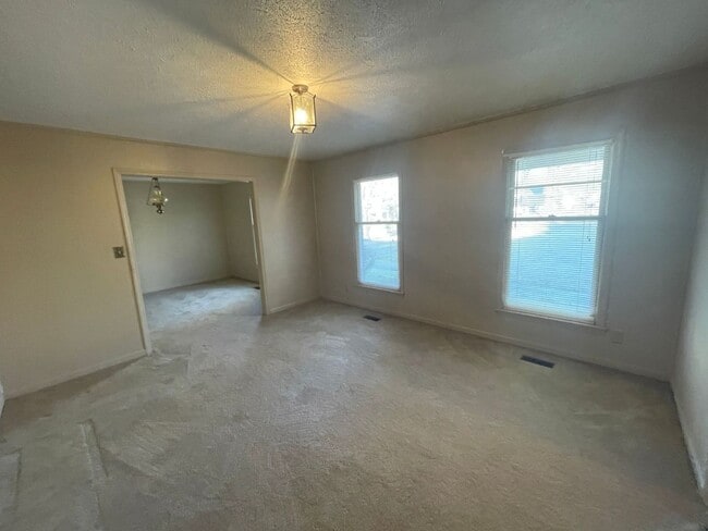 Building Photo - 3 bedroom 2 bathroom  house available now!  Bonus Room!